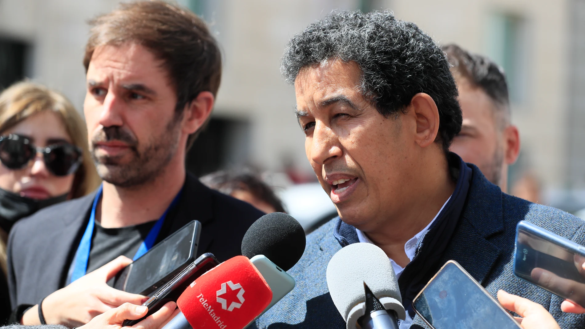 El delegado del Frente Polisario en España, Abdulah Arabi (d) hace declaraciones a los medios en las inmediaciones del Congreso