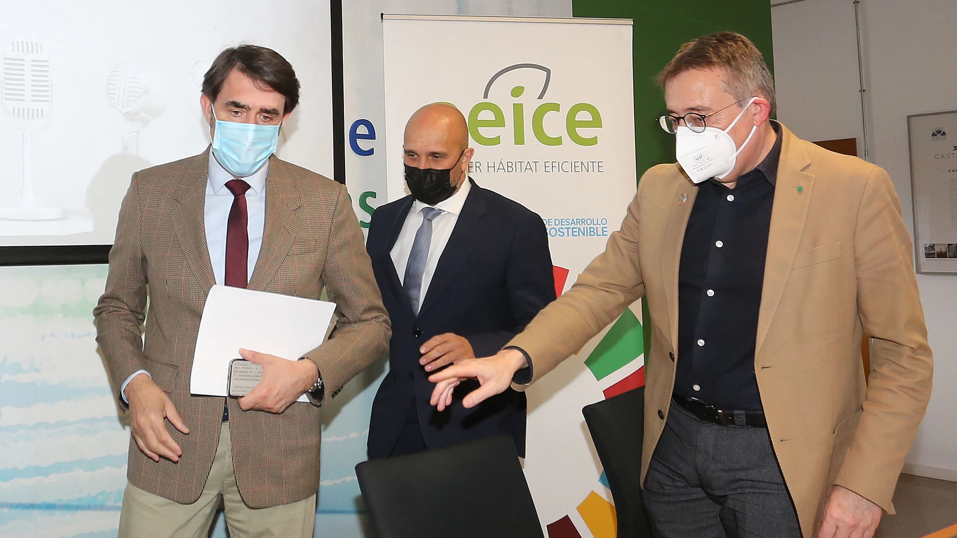 El consejero de Fomento y Medio Ambiente en funciones, Juan Carlos Suárez-Quiñones, clausura la Asamblea General Ordinaria y Extraordinaria del Clúster de Hábitat Eficiente AEICE, junto a su presidente, Ricardo Fortuoso