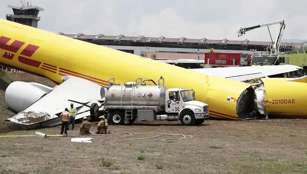 El avión de la empresa de mensajería DHL que se ha partido en dos tras haberse salido de pista por un problema hidráulico