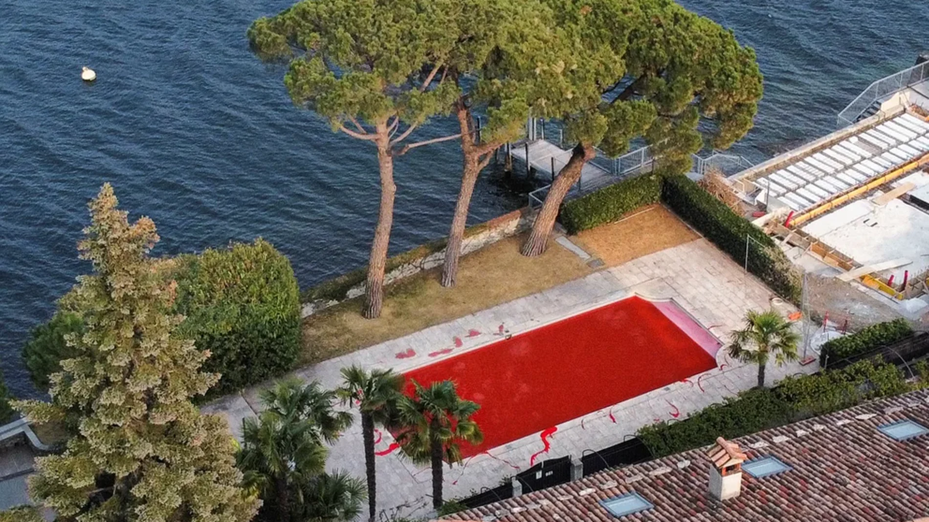 La lujosa mansión de Vladimir Solovyev, conocido por ser presentador de la televisión rusa y acusado de propagandista del Kremlin, amaneció con la palabra “asesino” en la entrada y su piscina de color rojo