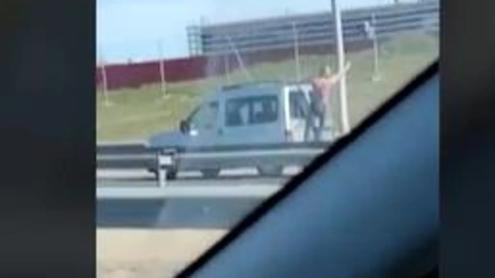 captura del vídeo del individuo haciendo de "Spyderman" en la furgoneta