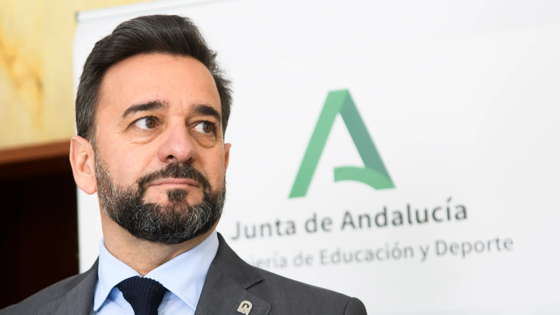 El hasta ahora viceconsejero de Turismo, Regeneración, Justicia y Administración Local, Manuel Alejandro Cardenete, durante su comparecencia ante la prensa como nuevo consejero de Educación y Deporte de la Junta de Andalucía. EFE/ Raúl Caro