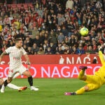 El centrocampista del Sevilla Papu Gómez (c) marca el cuarto gol ante el Granada. EFE/Raúl Caro
