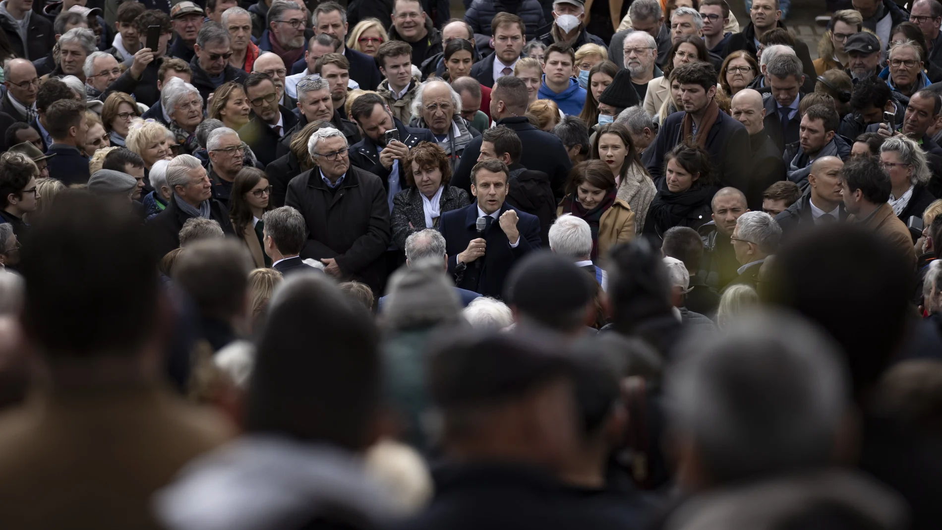 El presidente de Francia y el candidato a las elecciones, Emmanuel Macron, da un discurso electoral este martes en la plaza de la ciudad de Spézet, oeste de Francia.