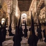 Devotos de la "Hermandad del Vía Crucis" procesionando dentro de la Mezquita-Catedral de Córdoba