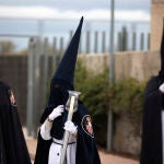 Penitentes antes de la salida de la Procesión de la Virgen de la Estrella desde el colegio Stella Maris, este Viernes de Dolores en Madrid. EFE/Sergio Pérez