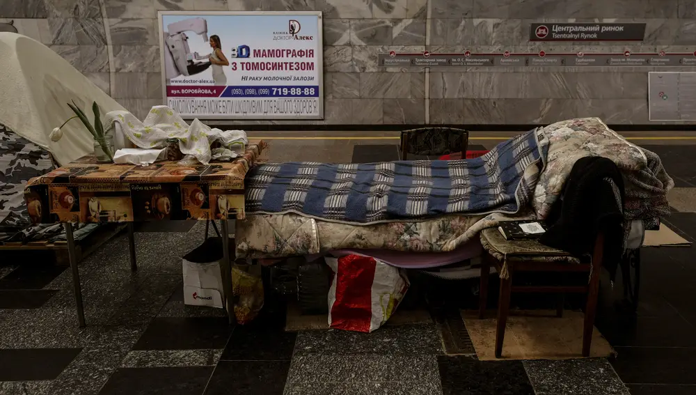 Durante el día muchos hacen la cama y recogen su pequeño dormitorio sin paredes en el que se refugian de los proyectiles que cada día caen en Jarkiv