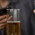 Exceso de alcohol y "smartphones" no combinan bien.
