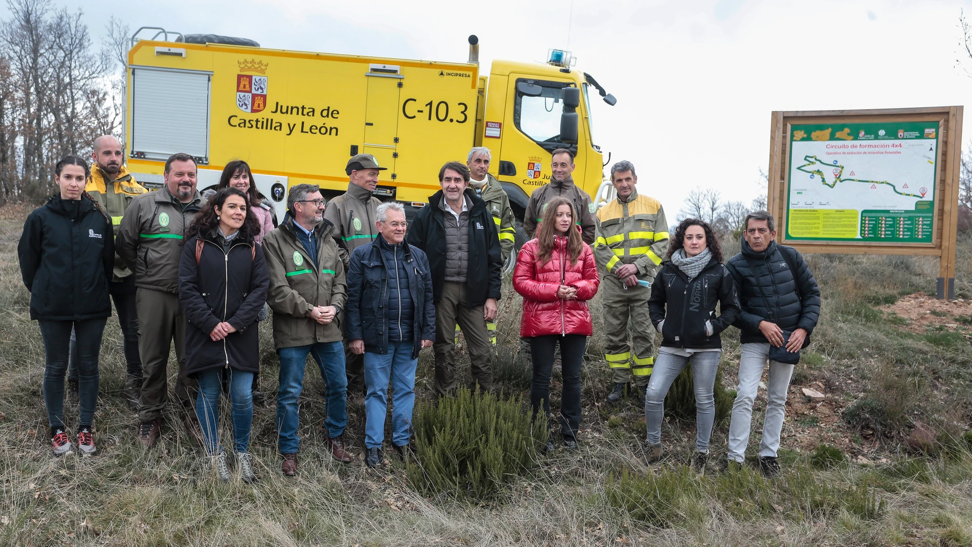 El consejero de Fomento y Medio Ambiente en funciones, Juan Carlos Suárez-Quiñones, visita el circuito de formación para vehículos 4x4 del operativo de extinción de incendios forestales de Castilla y León