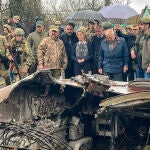 Ursula von der Leyen, Josep Borrell y el primer ministro ucraniano Denys Schmyhal ven los restos de vehículos militares destruidos por los bombardeos en Bucha
