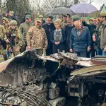 Ursula von der Leyen, Josep Borrell y el primer ministro ucraniano Denys Schmyhal ven los restos de vehículos militares destruidos por los bombardeos en Bucha