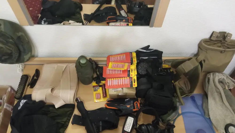 Imagen del material del ex legionario en su habitación en Kiev