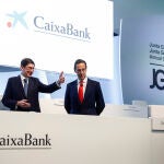 (I-D)El presidente, Jose Ignacio Goirigolzarri, y el consejero delegado, Gonzalo Gortázar Rotaeche, hablan con un accionista en la Junta General