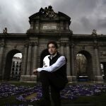 Víctor Hernández, novillero, fotografiado en la Puerta de Alcalá.