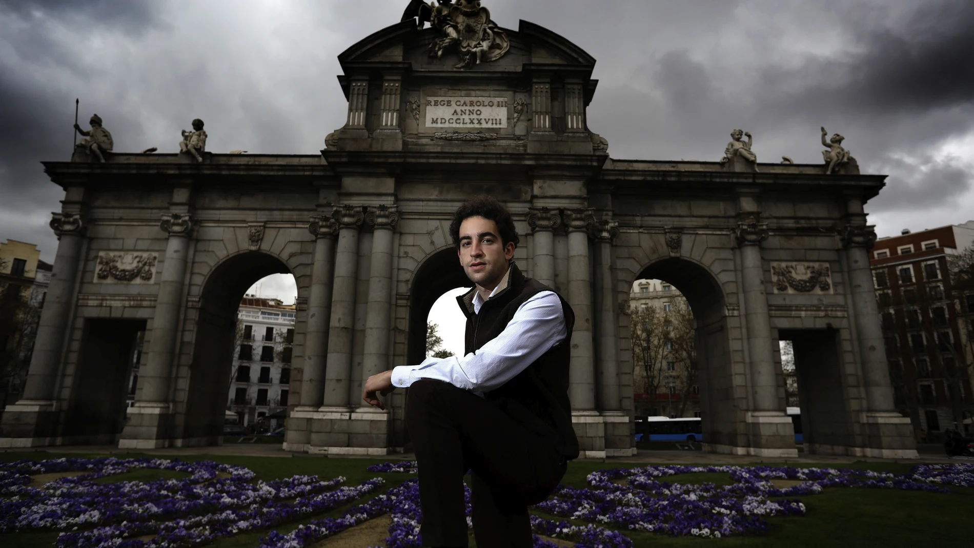 Víctor Hernández, novillero, fotografiado en la Puerta de Alcalá.