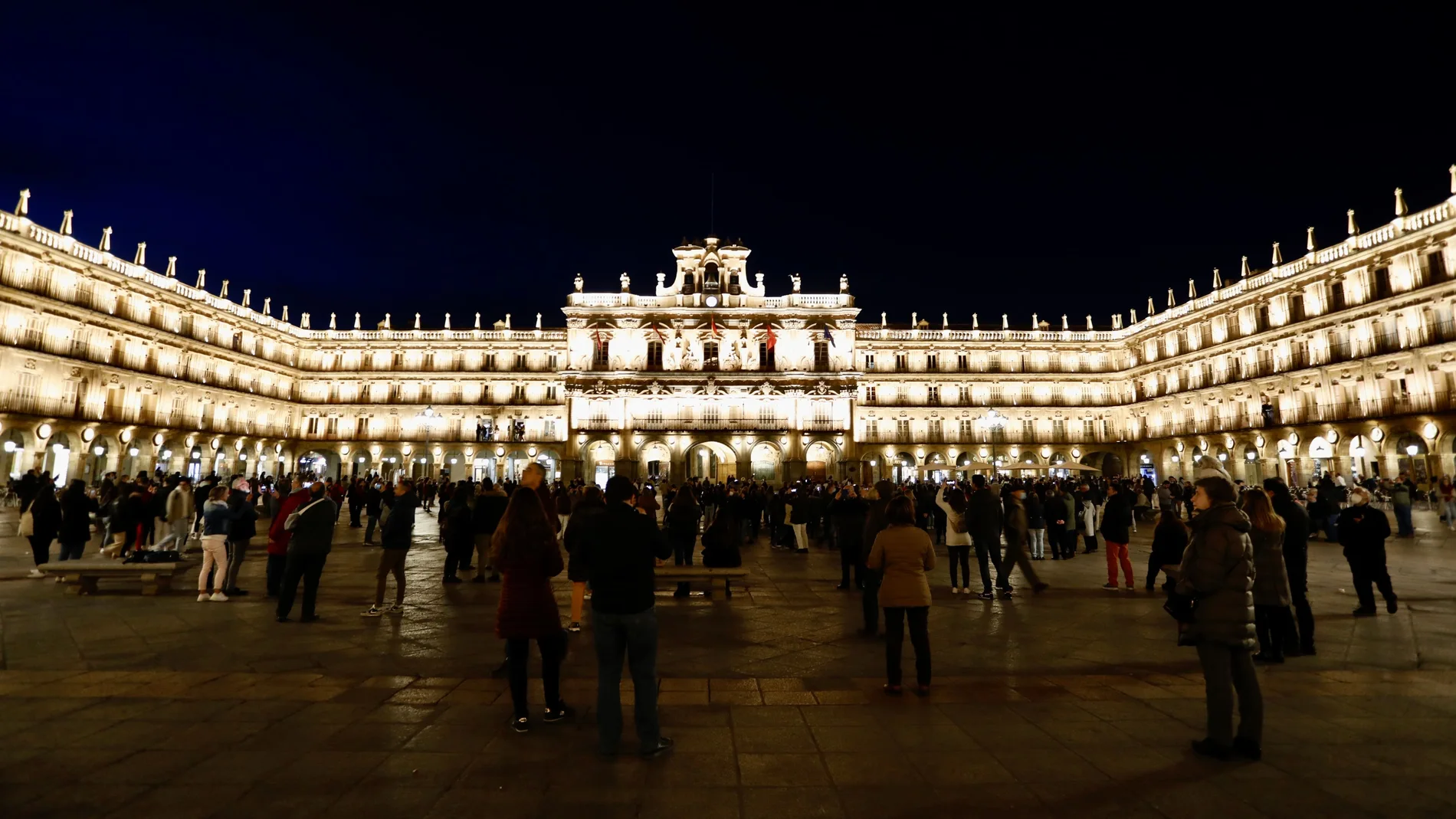 Cientos de personas en la plaza mayor de Salamanca durante el estreno de su nueva iluminación artística.