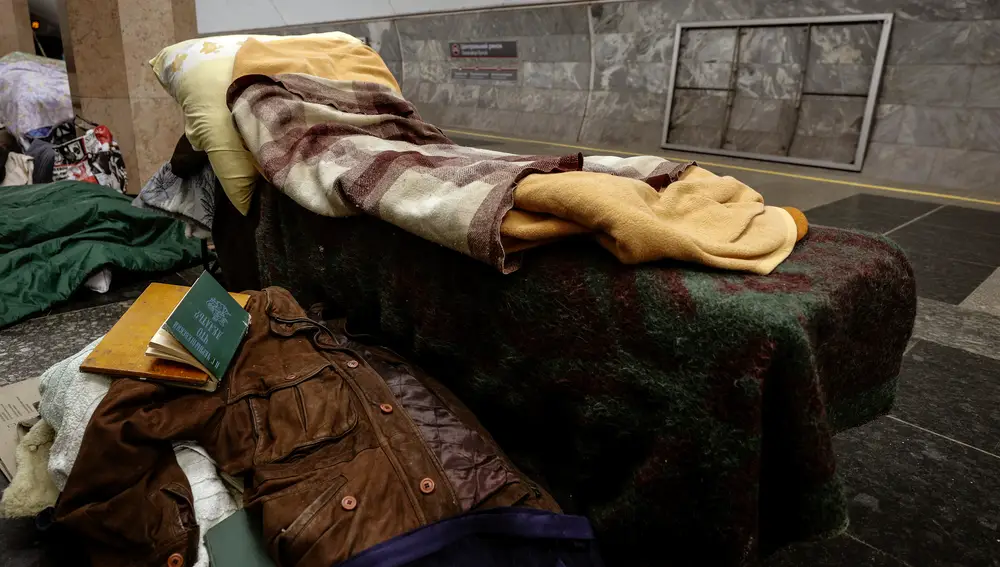 GRAFCVA4915. JARKIV, 08/04/2022.- En el metro de Járkov aún quedan centenares de personas que acuden cada noche a dormir. Durante el día muchos hacen la cama y recogen su pequeño dormitorio sin paredes en el que se refugian de los proyectiles que cada día caen en esta ciudad del este de Ucrania, a solo 40 kilómetros de la frontera rusa. EFE/Manuel Bruque