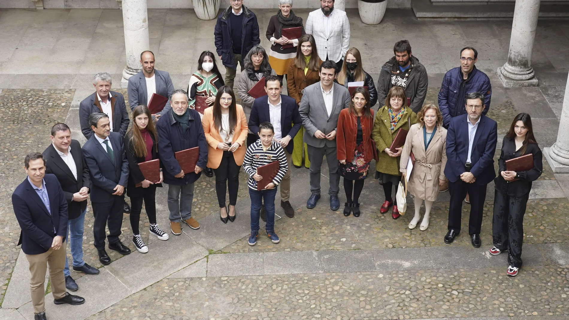 Foto de familia del presidente de la Diputación de Valladolid, Conrado Íscar con los galardonados con premios y becas que otorga la institución provincial