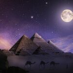 Pirámides de Giza bajo el cielo nocturno