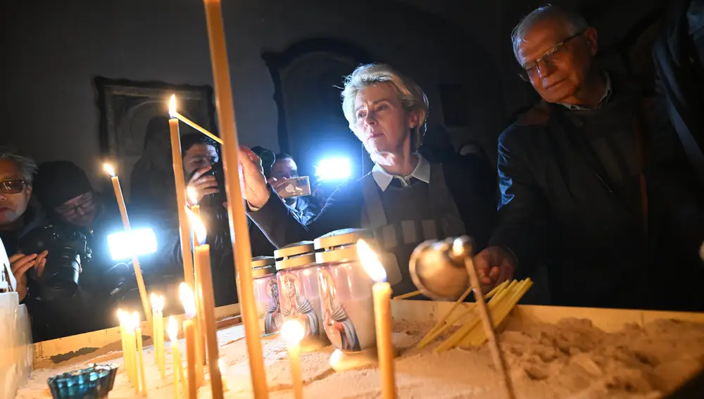 Ursula von der Leyen, junto a Josep Borrell, enciende una vela por las víctimas ucranianas en Bucha