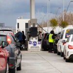 Varios coches hacen cola ayer en una gasolinera en Getafe (Madrid)