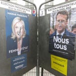 Dos carteles electorales de Emmanuel Macron y Marine Le Pen