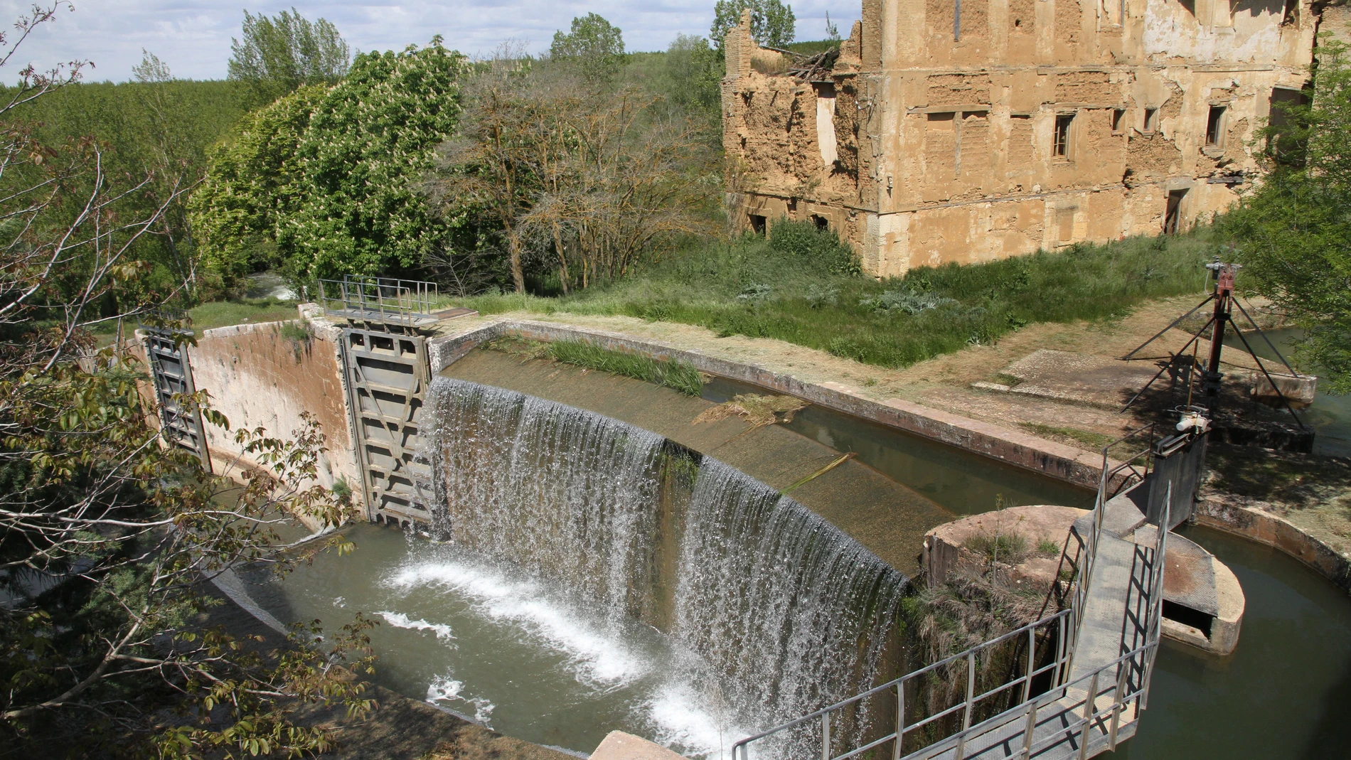 Antigua central eléctrica en las esclusas del Canal en la provincia de Palencia