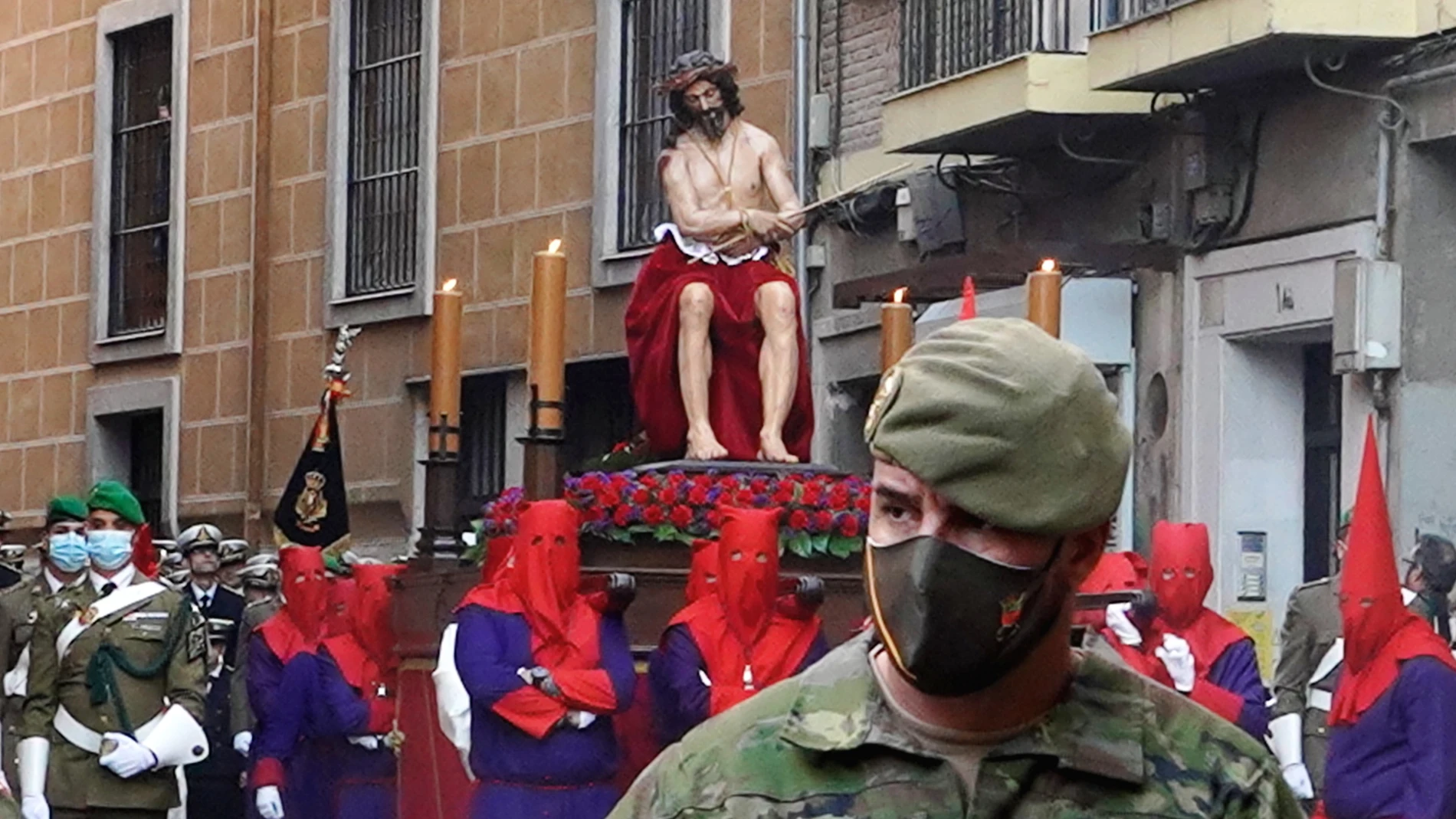 La Hermandad del Santo Cristo de los Artilleros procesiona desde la iglesia penitencial de la Santa Vera Cruz.