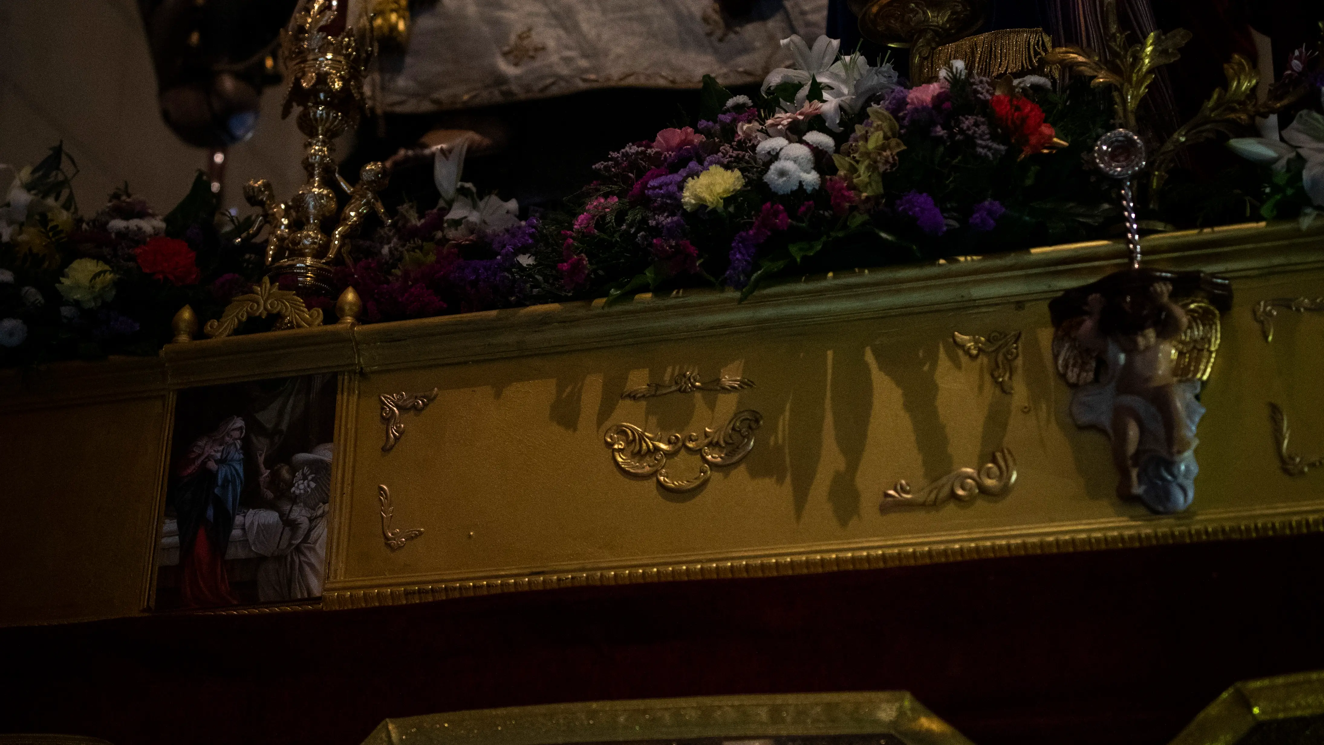 Hermandad de La Borriquita antes de salir de procesión desde la Catedral de la Almudena. En la imagen, su consiliario, Jesús Salas.