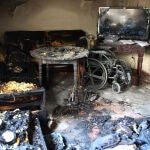 Estado de la vivienda en los bajos de un edificio de la calle Nueva de Jardines de Albolote (Granada), donde ayer se produjo una explosión y posteriormente un incendio. EFE/Pepe Torres