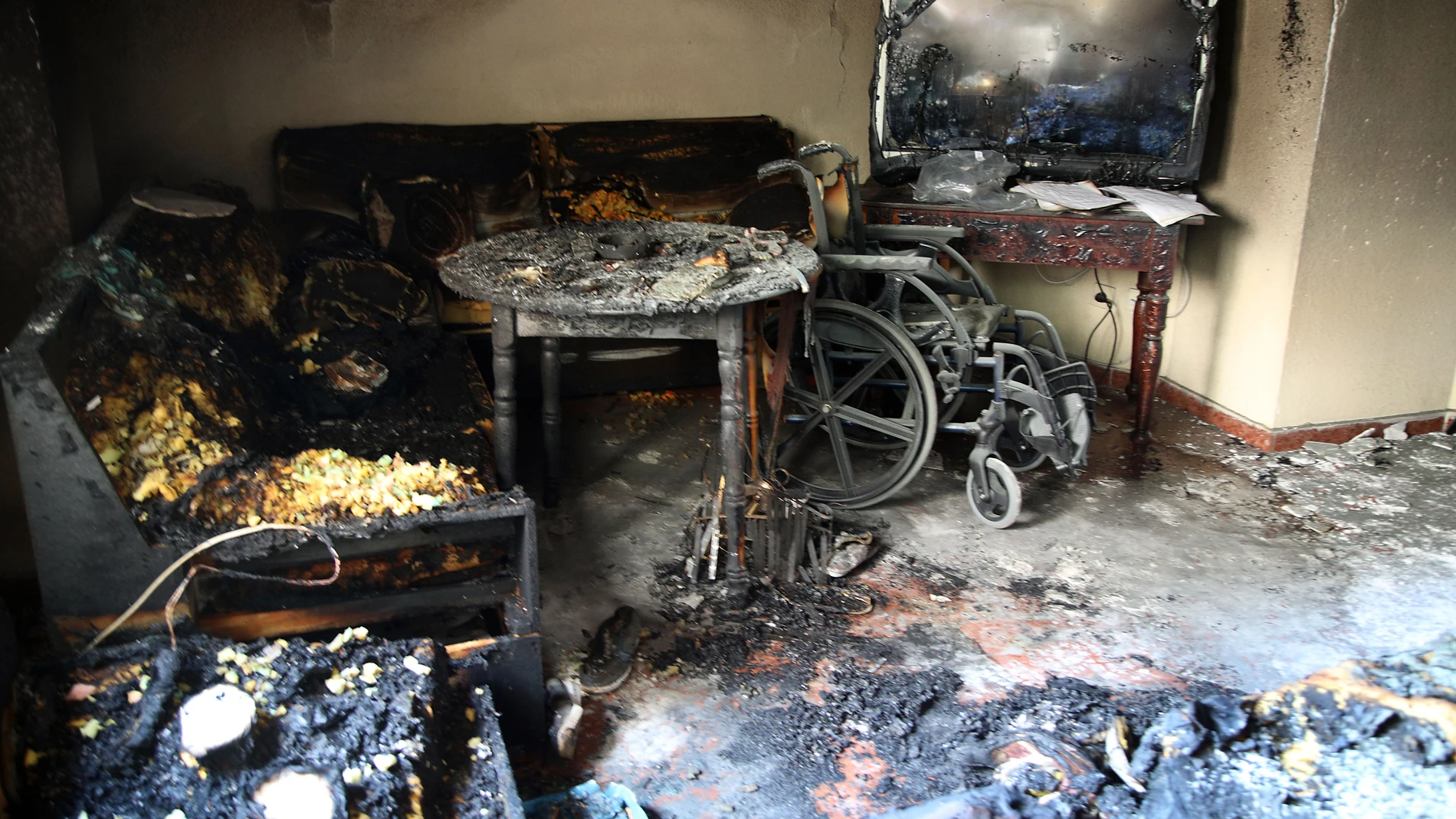 Estado de la vivienda en los bajos de un edificio de la calle Nueva de Jardines de Albolote (Granada), donde ayer se produjo una explosión y posteriormente un incendio. EFE/Pepe Torres