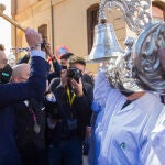 El presidente de la Junta de Andalucía Juanma Moreno (i) señala el comienzo del traslado del trono de las imágenes de Jesús Cautivo y la virgen de la Trinidad. EFE/Álvaro Cabrera