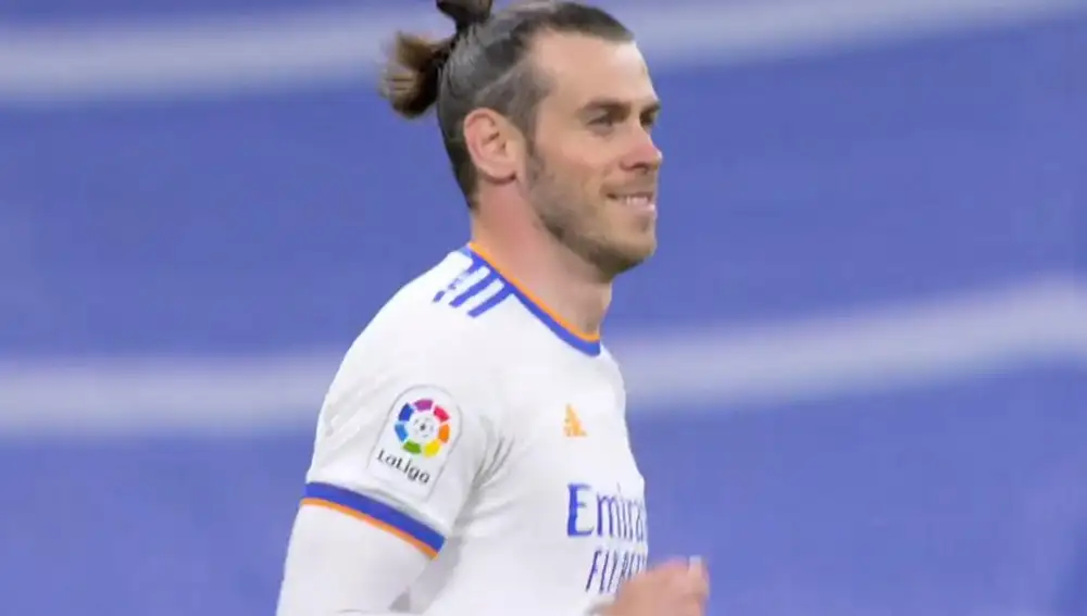 Gareth Bale sonríe al recibir la pitada del Bernabéu