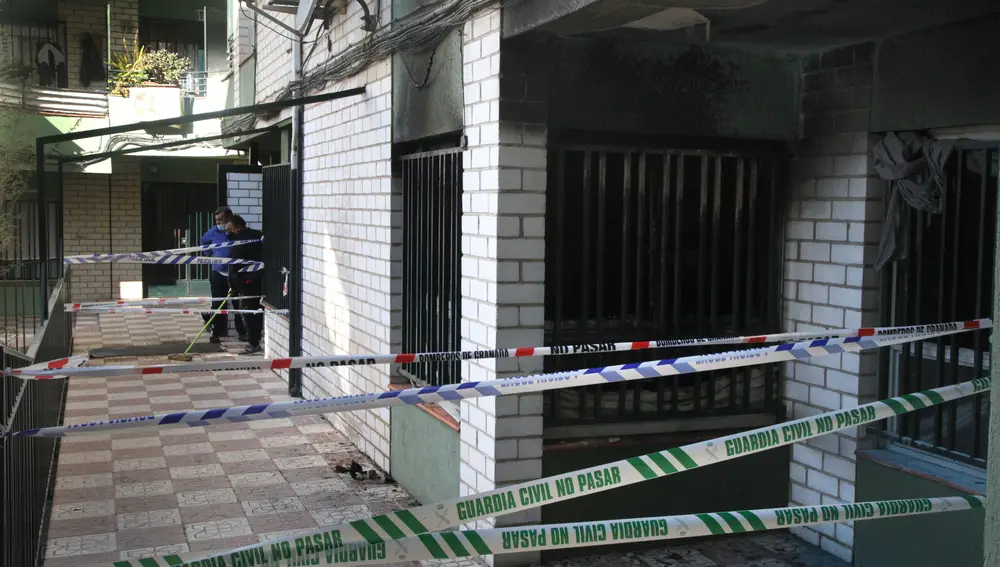 La Guardia Civil ha abierto una investigación para determinar las causas de la explosión y el posterior incendio en una vivienda de Albolote (Granada). EFE/Pepe Torres
