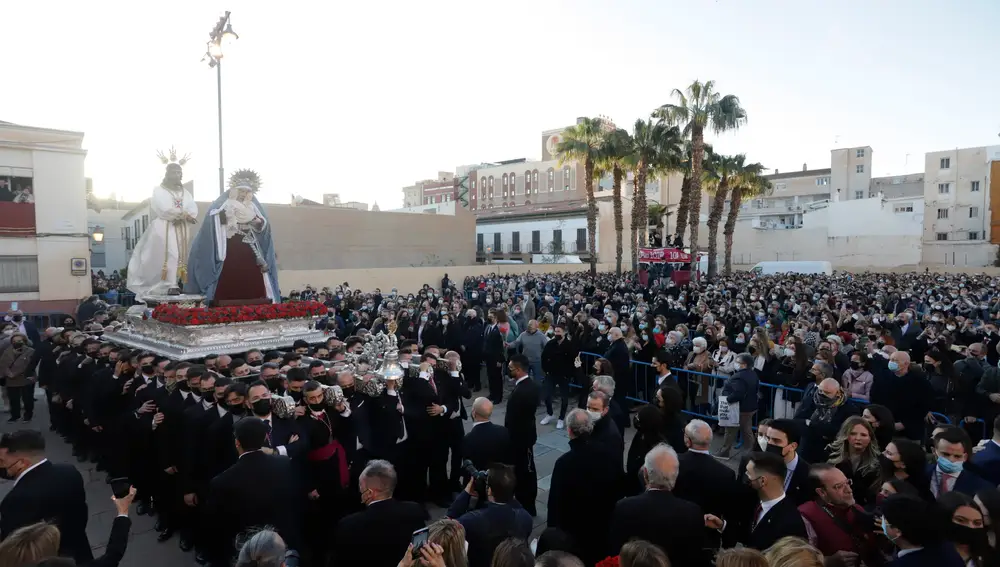 Detalle de las imágenes del Cautivo y la Virgen de la Trinidad de Málaga. Álex Zea / Europa Press