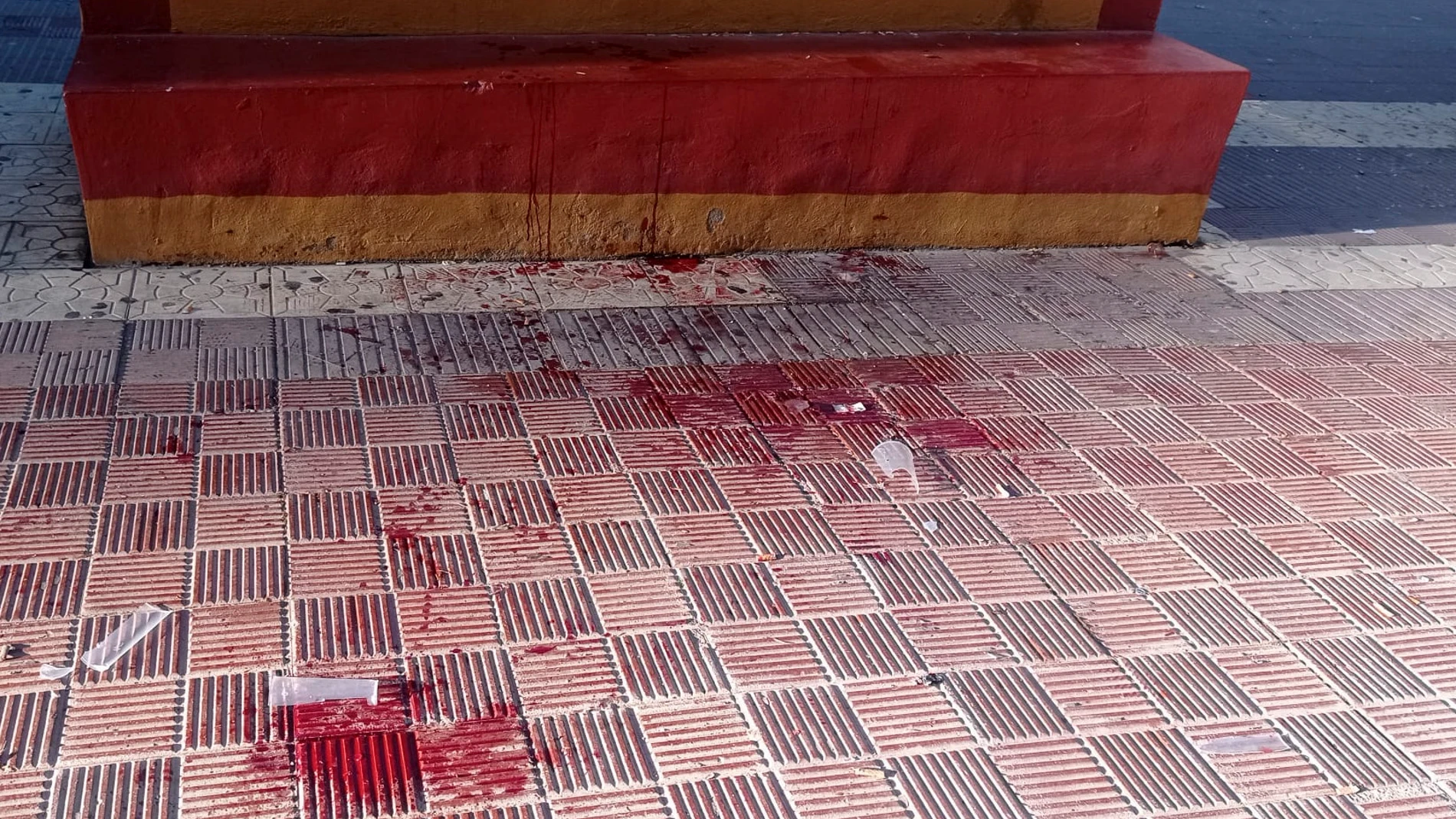 Al menos una persona ha resultado herida de gravedad en una pelea con armas blancas que se ha producido la pasada noche a las puertas de la comandancia de la Guardia Civil de Huelva. Efe