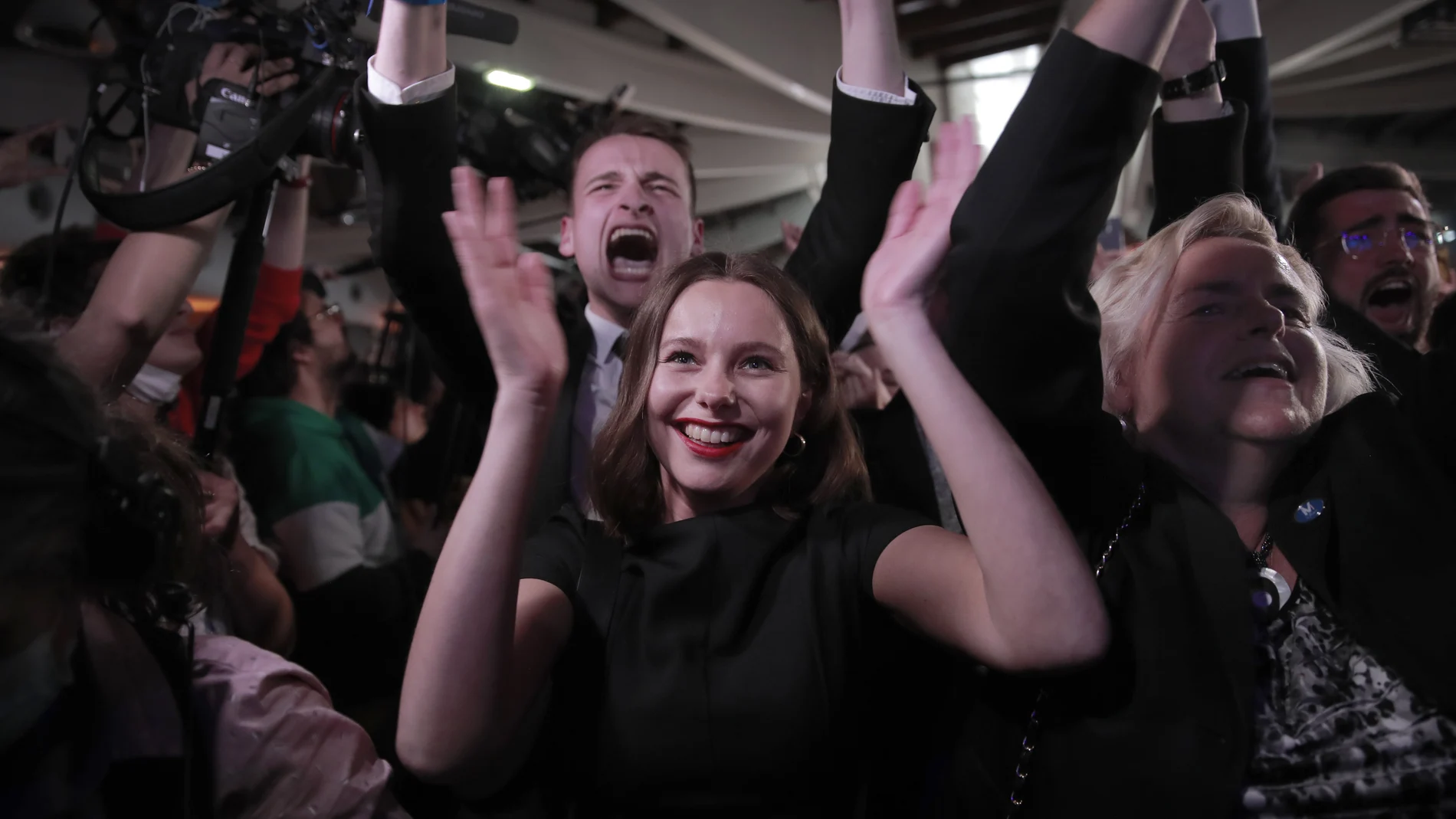 Simpatizantes de Marine Le Pen celebran el resultado de la candidata en las elecciones