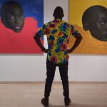 El artista contempla dos de sus trabajos en la nueva exposición