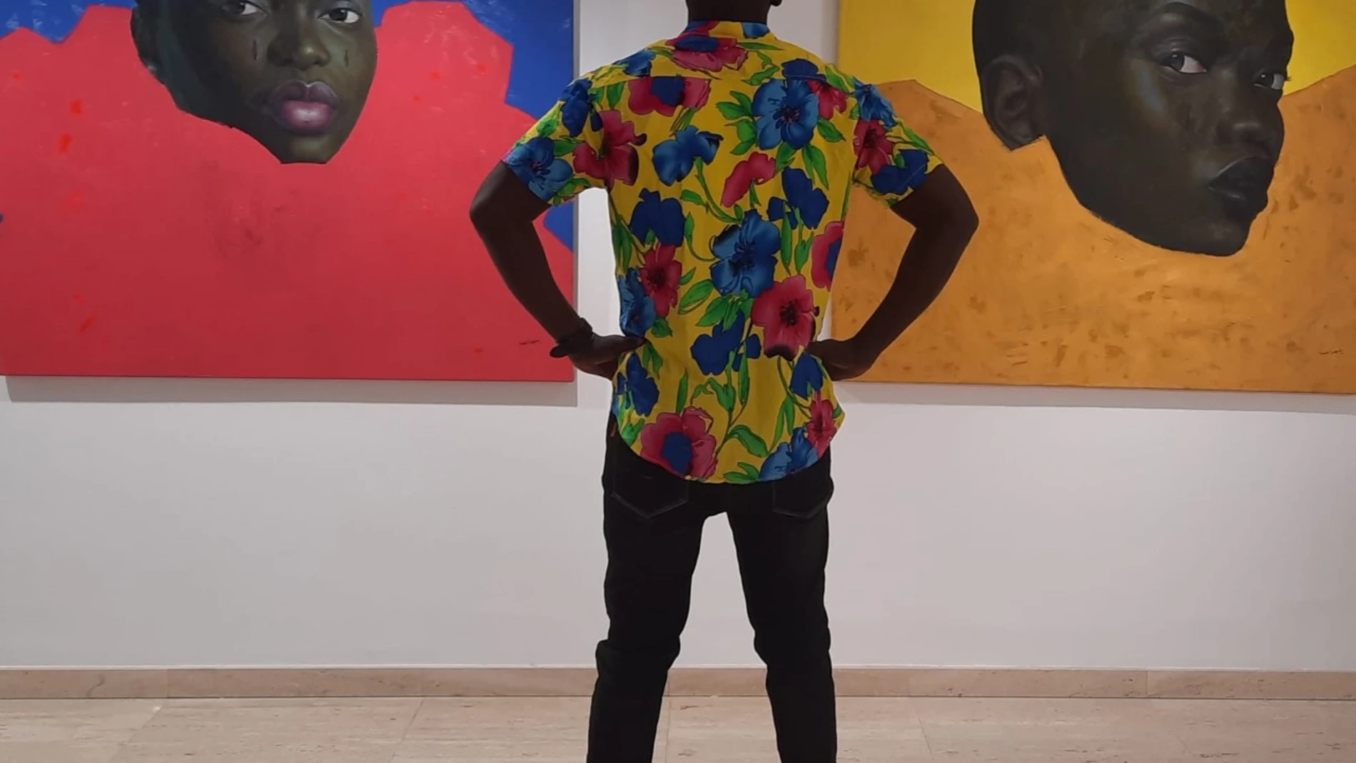 El artista contempla dos de sus trabajos en la nueva exposición