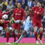 Sterling pelea con Fabinho por un balón en el Manchester City - Liverpool