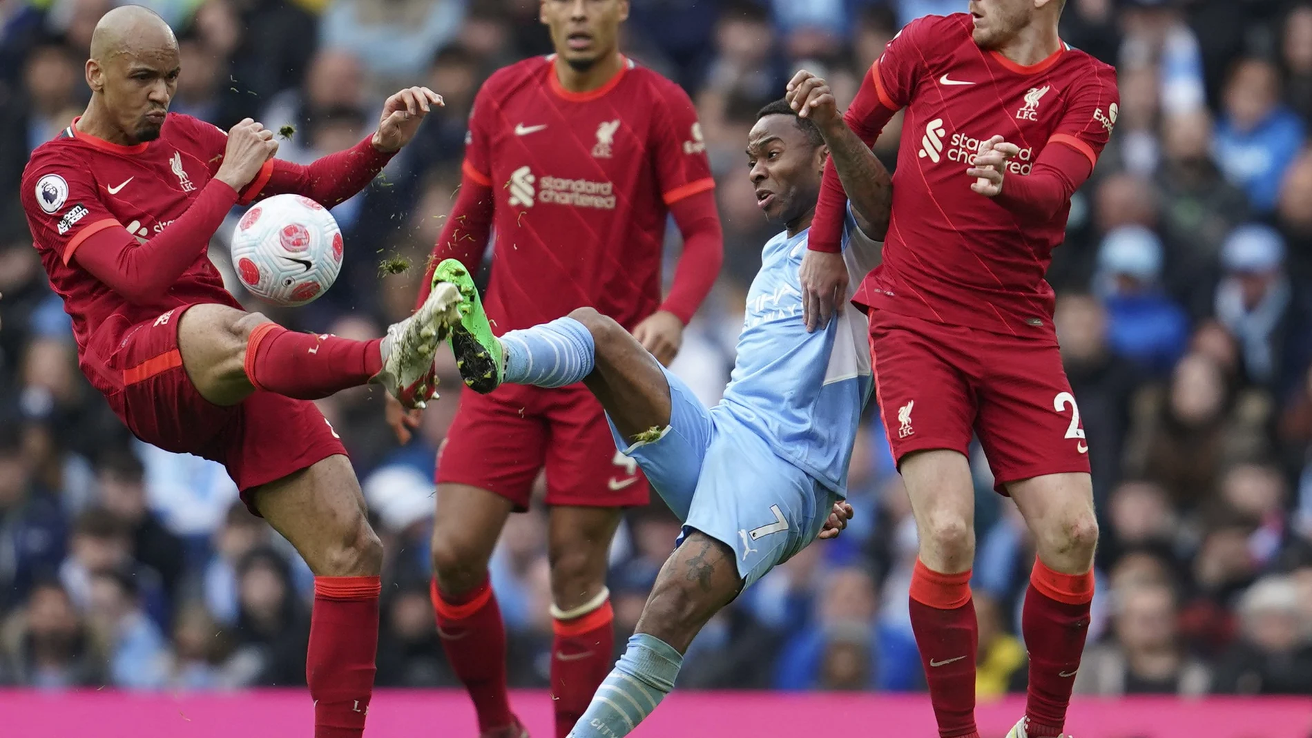 Sterling pelea con Fabinho por un balón en el Manchester City - Liverpool