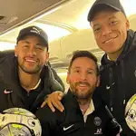 Tras la goleada, el francés colgó una foto en redes con Messi y Neymar