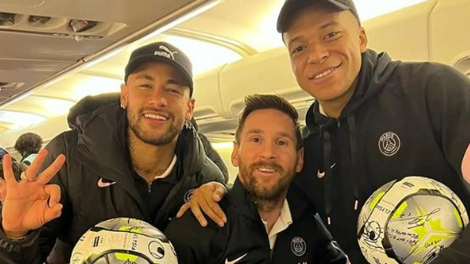 Tras la goleada, el francés colgó una foto en redes con Messi y Neymar