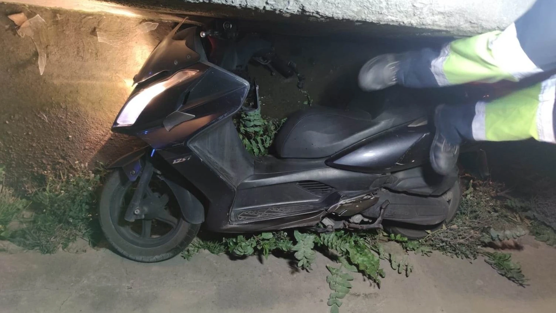 Sufre un accidente y cae a una acequia cuando circulaba en moto con su hijo de 11 años en Alboraia