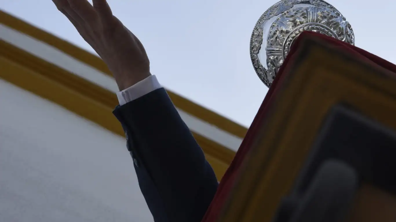 Detalle del canto de una saeta este Domingo de Ramos en Sevilla