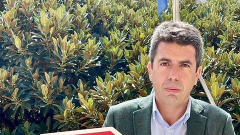 El presidente del PPCV, Carlos Mazón, con un cartel de la campaña 'Stop a la tasa turística'