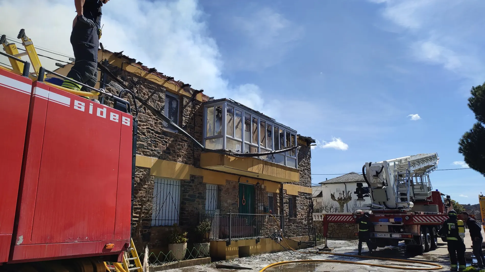 Un incendio calcina por completo una vivienda en Porqueros (León)