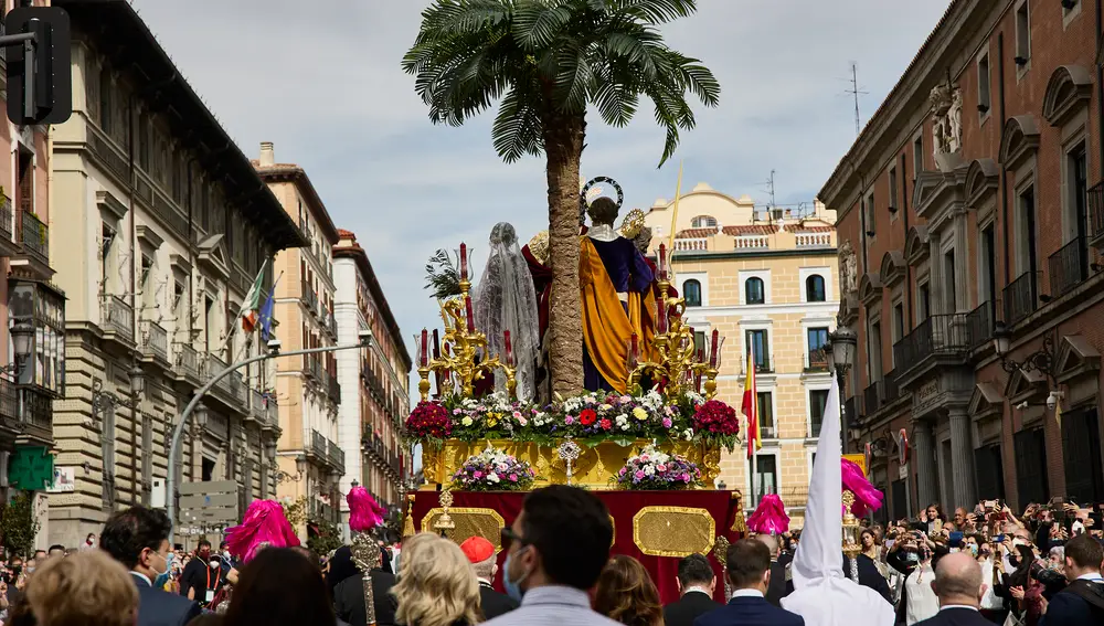 Vista desde atrás de la Imagen de Jesús con la Borriquita a su paso por una calle de Madrid