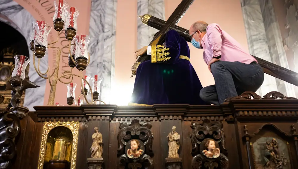 Reportaje de Semana Santa en Madrid. Fotos a la hermandad de la Tres Caídas en su ensayos previos.