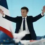 El presidente francés, Emmanuel Macron, celebra con sus simpatizante la victoria en la primera vuelta de las presidenciales